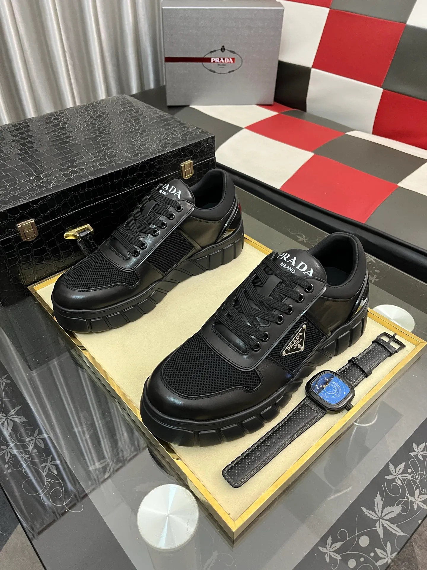 Men's shoes 💰: 560⌚⌚ high version. High-quality new PRADA counters are launched simultaneously. The new men's shoes and 😘 fabrics are selected from first-layer cowhide. Lining: Imported cowhide leather lining. 👍🏿High-end☄️Open-molded non-slip rubber outsole, exquisite lines, simple and elegant, comfortable and high-end for leisure travel. Number of yards: 38 to 44. (Can be customized for 45 non-refundable)